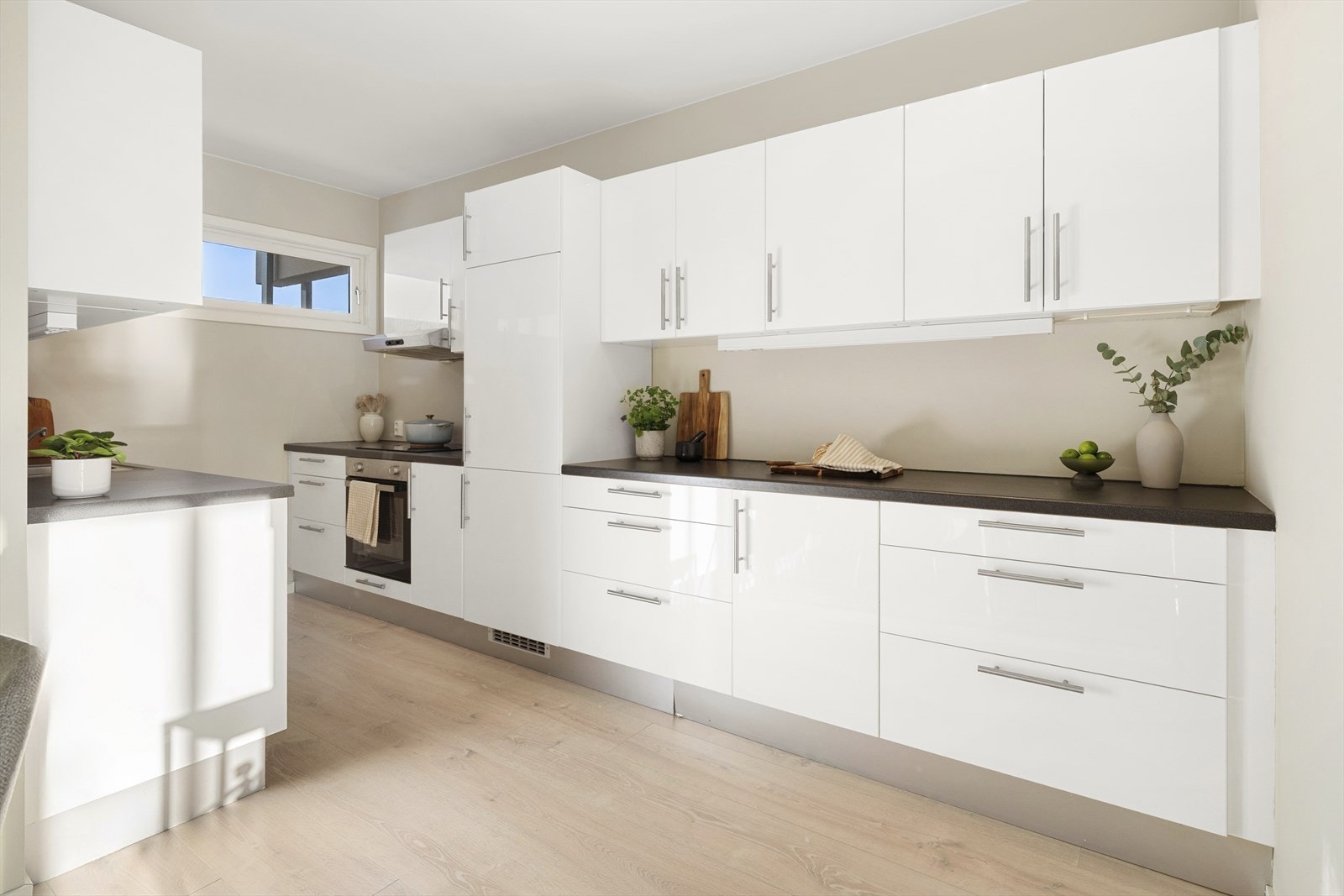 Kjøkkeninnredningen er fra IKEA og har glatte fronter og benkeplate av laminat. Galleribilde