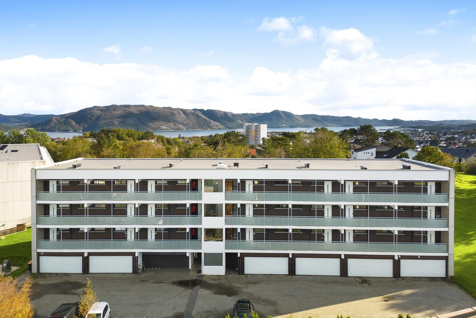 Beliggenheten er sentral, samtidig med umiddelbar nærhet til flott natur og store grøntområder. Galleribilde