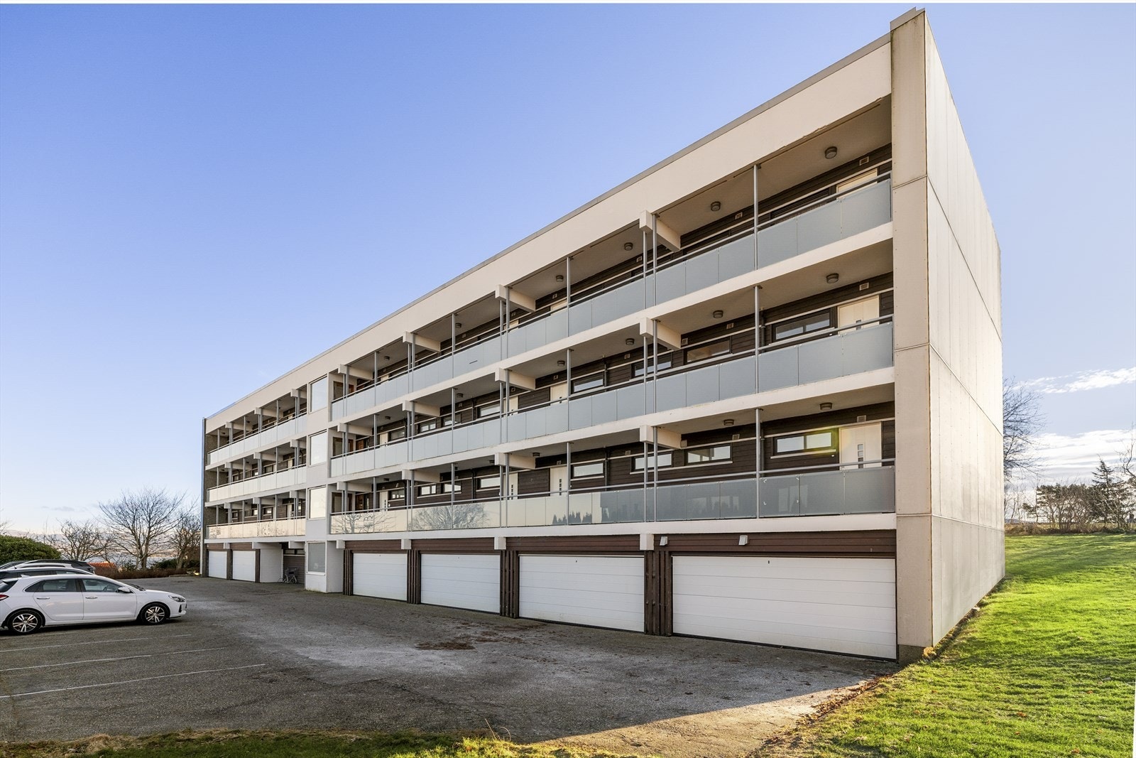 Leiligheten har tilhørende bod på ca. 3 m², i tillegg medfølger p-plass i garasje med lademulighet. Borettslaget har også utvendige ladestasjoner. Galleribilde