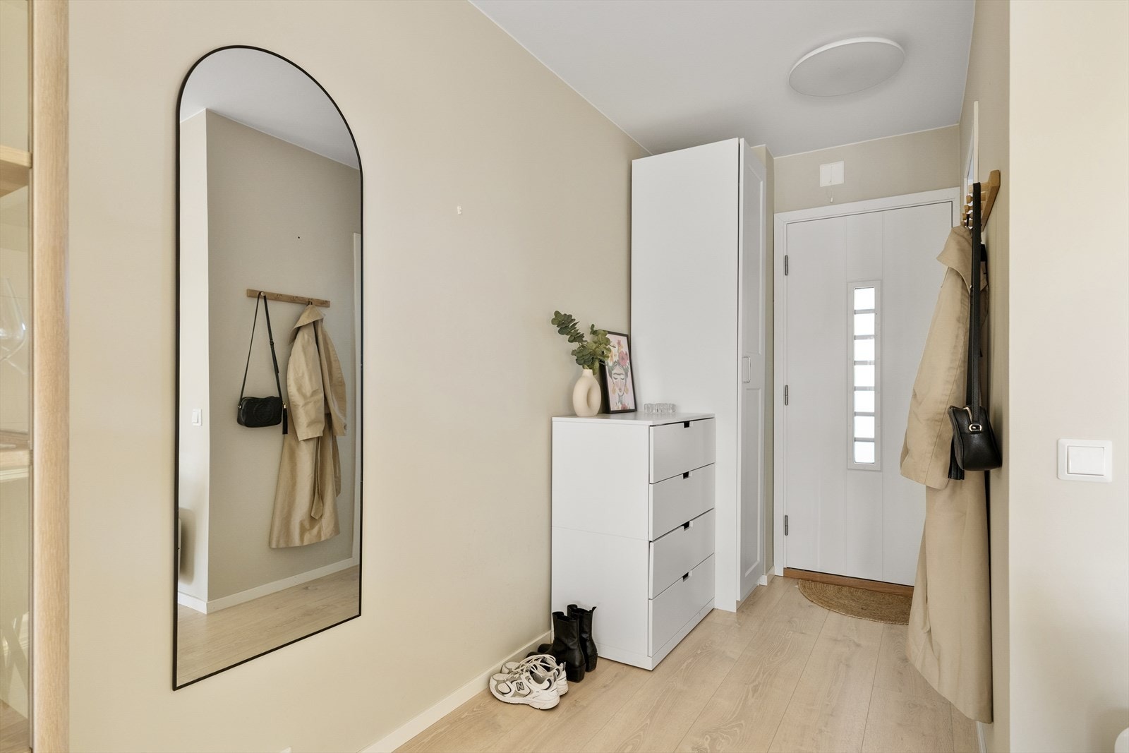 Entré med god plass til oppbevaring av yttertøy og sko på oppheng og i garderobeskap. Galleribilde