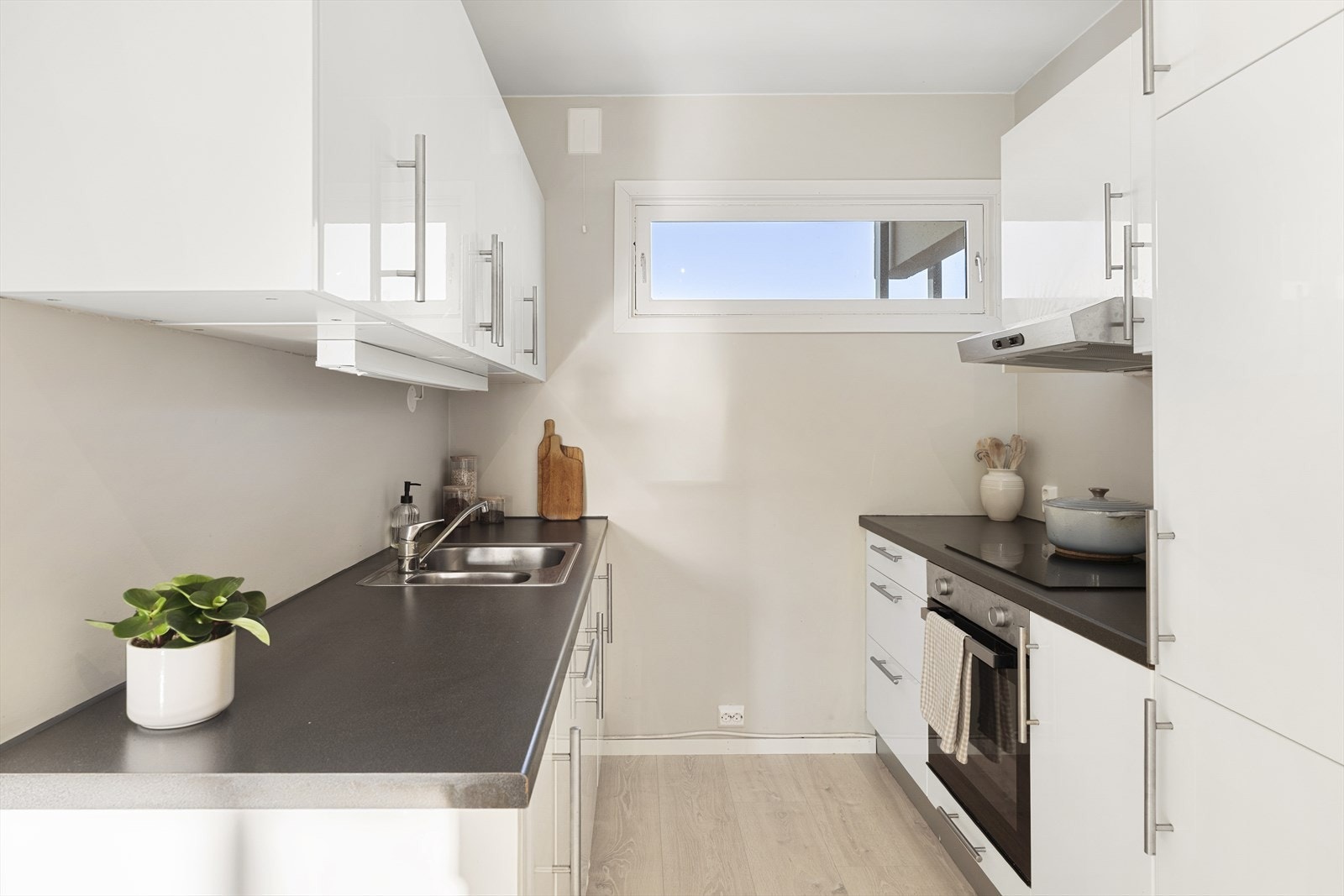 Kjøkkenet byr på rikelig med skap- og benkeplass. Galleribilde