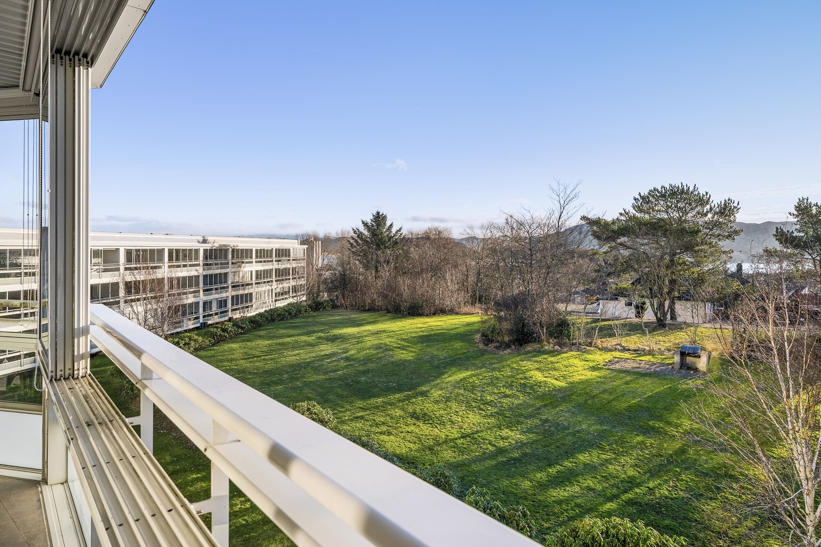 Fra stuen er det utgang til herlig innglasset balkong på ca. 15 m². Galleribilde