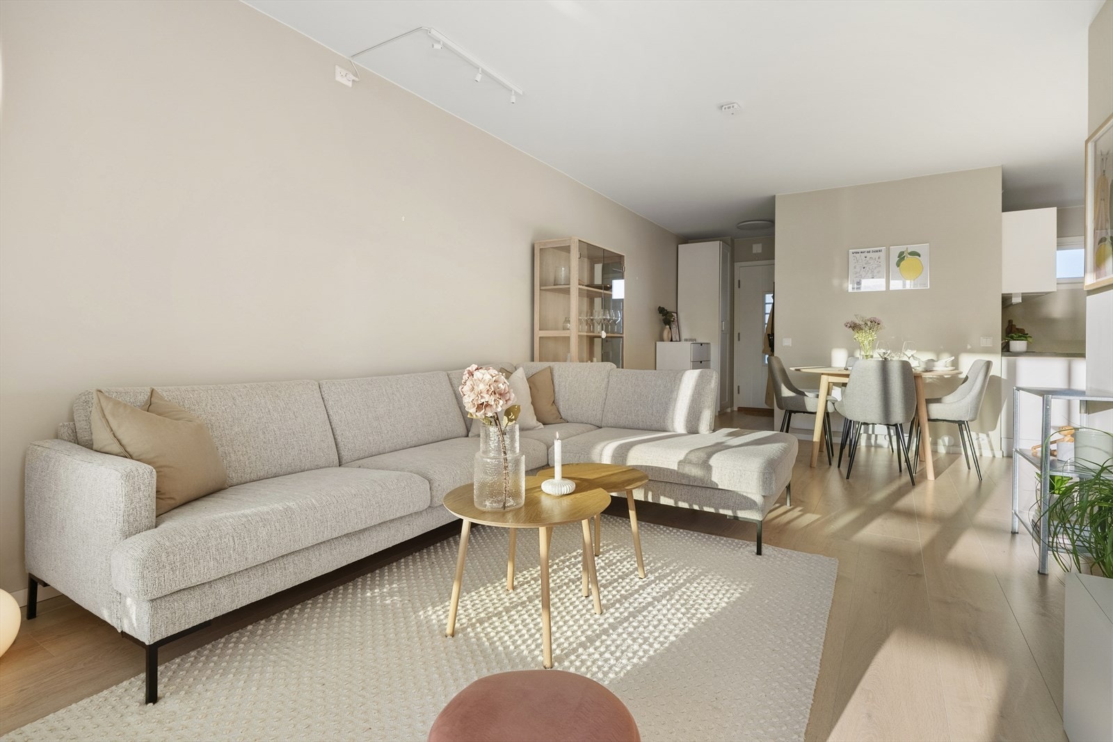 Stuen har en funksjonell utforming med plass til å innrede med sofagruppe og spisebord. Galleribilde