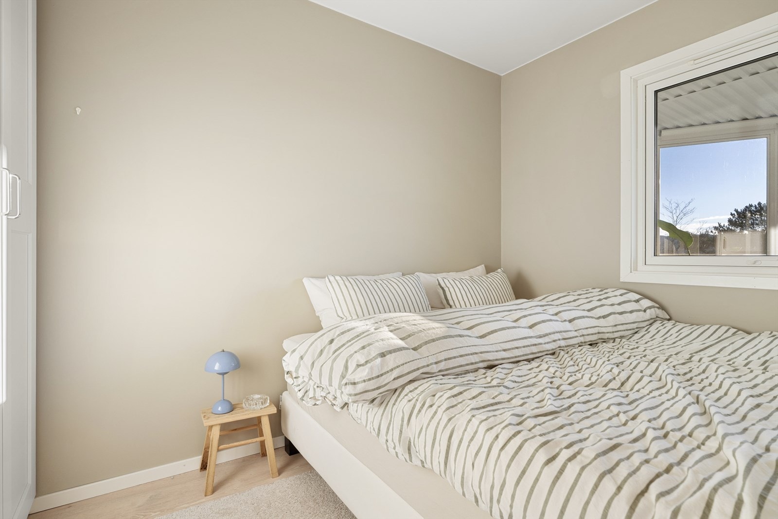 Soverommet har plass til seng, nattbord og garderobe. Galleribilde