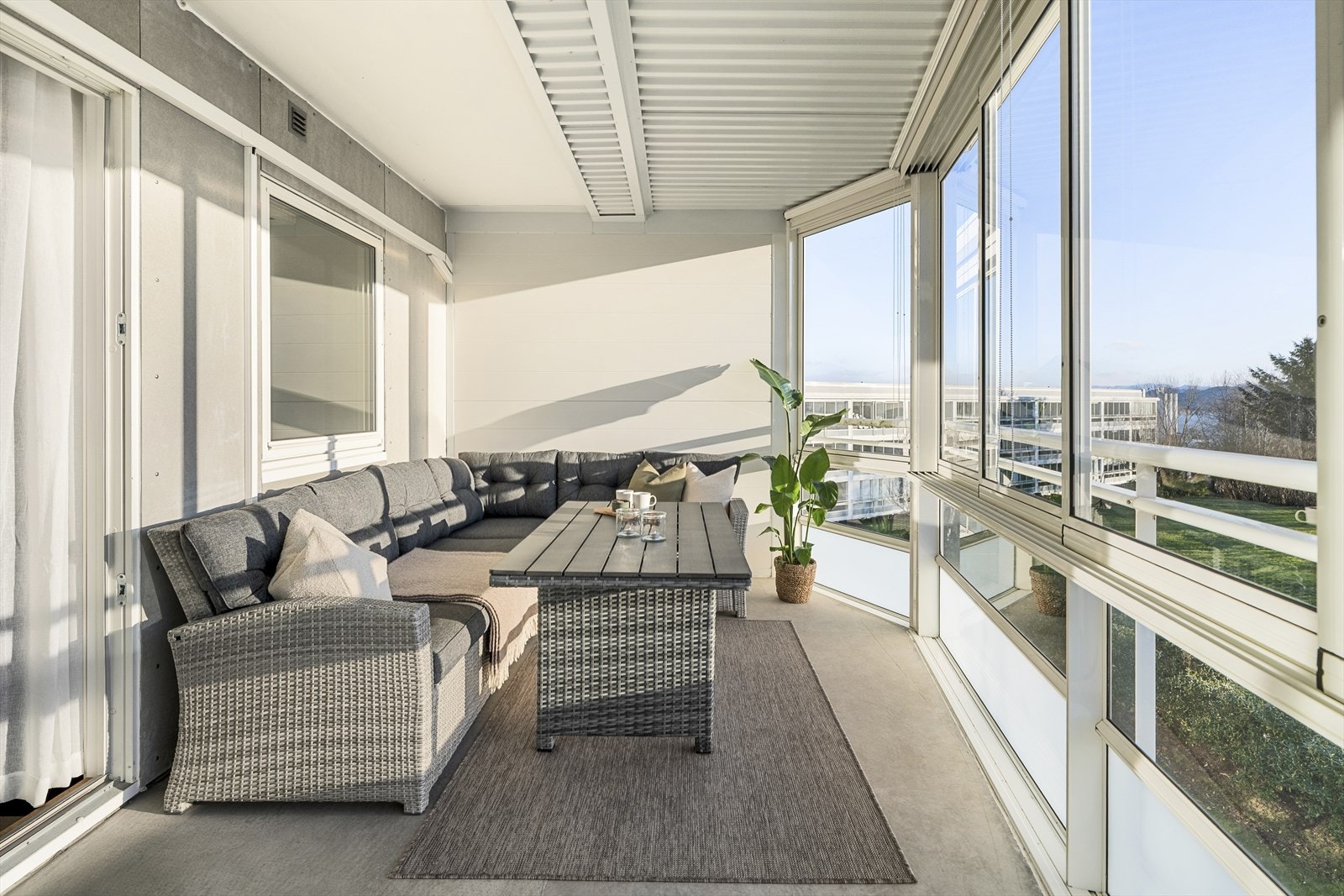 Balkongen er sør-østvendt og solrik, og har flott utsikt over nærområdet. Galleribilde