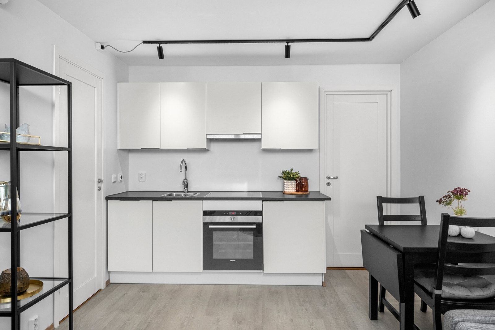 Dagens eier leier ut hybel for kr 14.900,- inkl. strøm og internett. Galleribilde