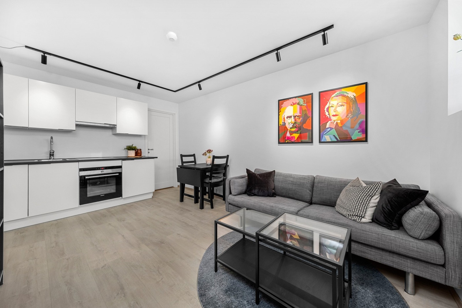 Hybelen er på ca. 35m² og har egen inngang på nordsiden av huset. Galleribilde