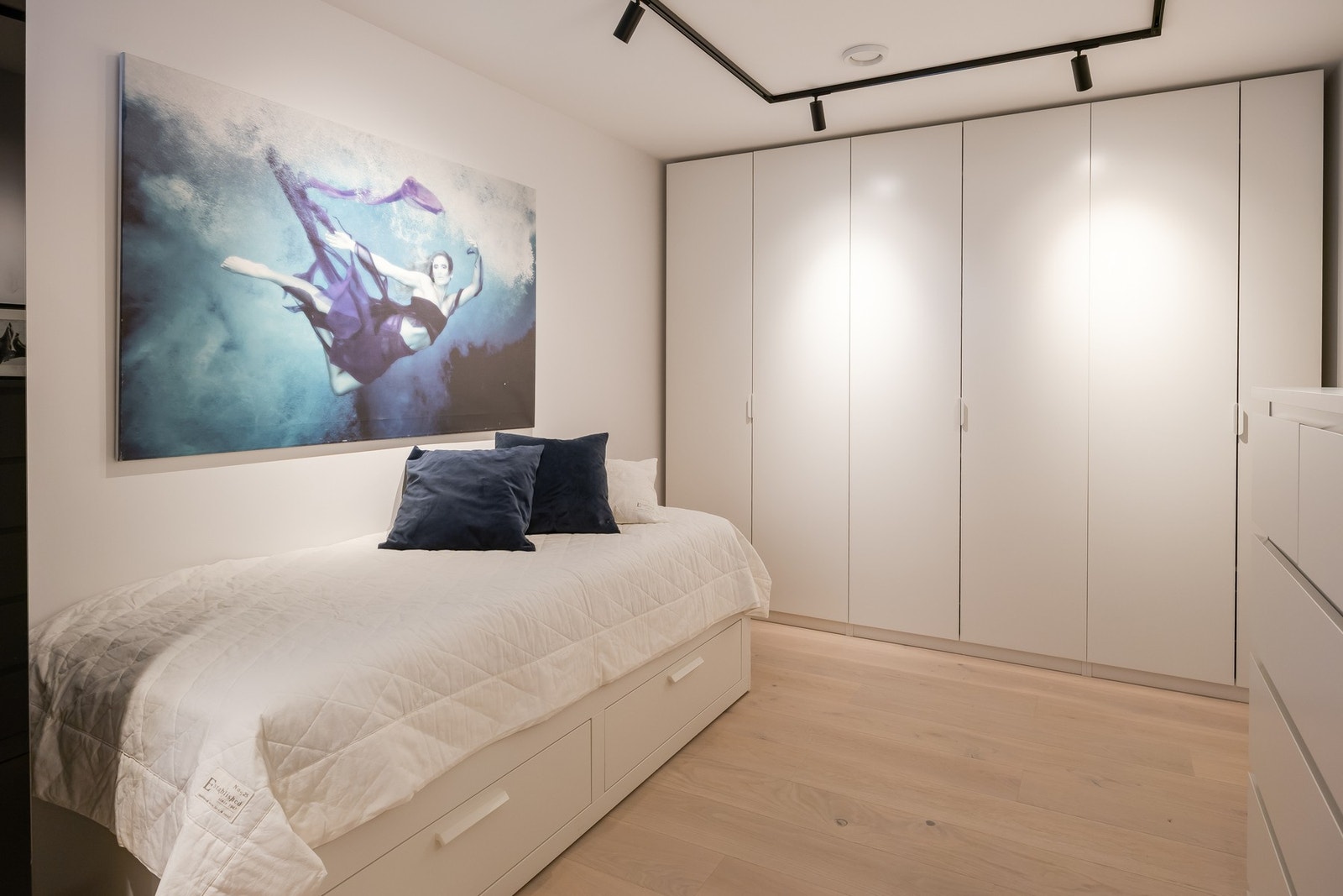 Romslig soverom eller stue i kjeller på 14,9m². Galleribilde