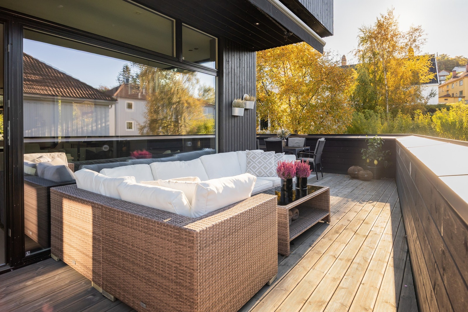 Ettermontert persienne på terrasse. Galleribilde