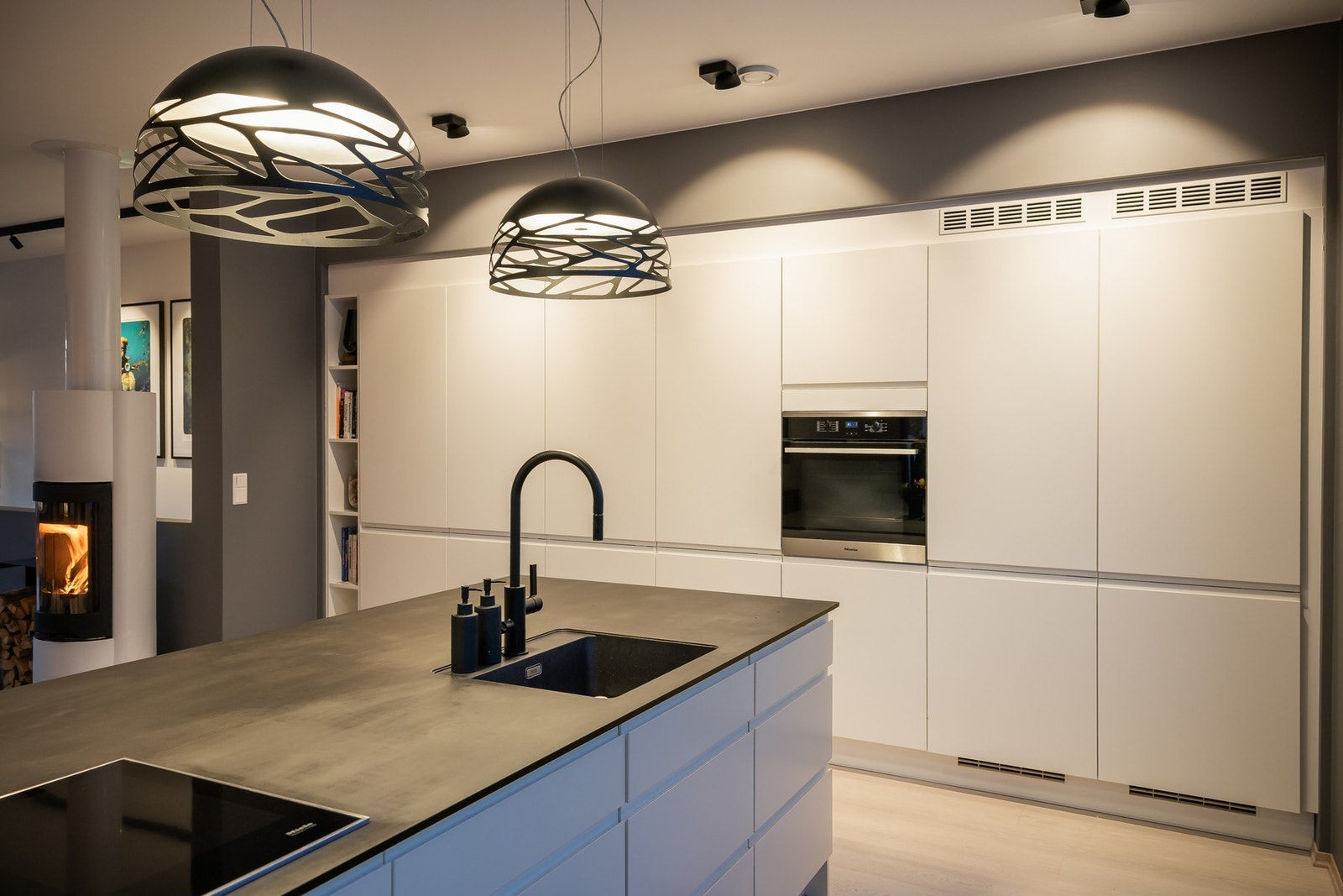 Integrerte hvitevarer som oppvaskmaskin, helt kjøleskap, helt fryseskap, stekeovn, 80 cm platetopp (induksjon med integrert ventilator), alle hvitevarer er levert av kvalitetsleverandøren Miele. Også integrert vinskap fra Dometic med to temperatursoner. Galleribilde