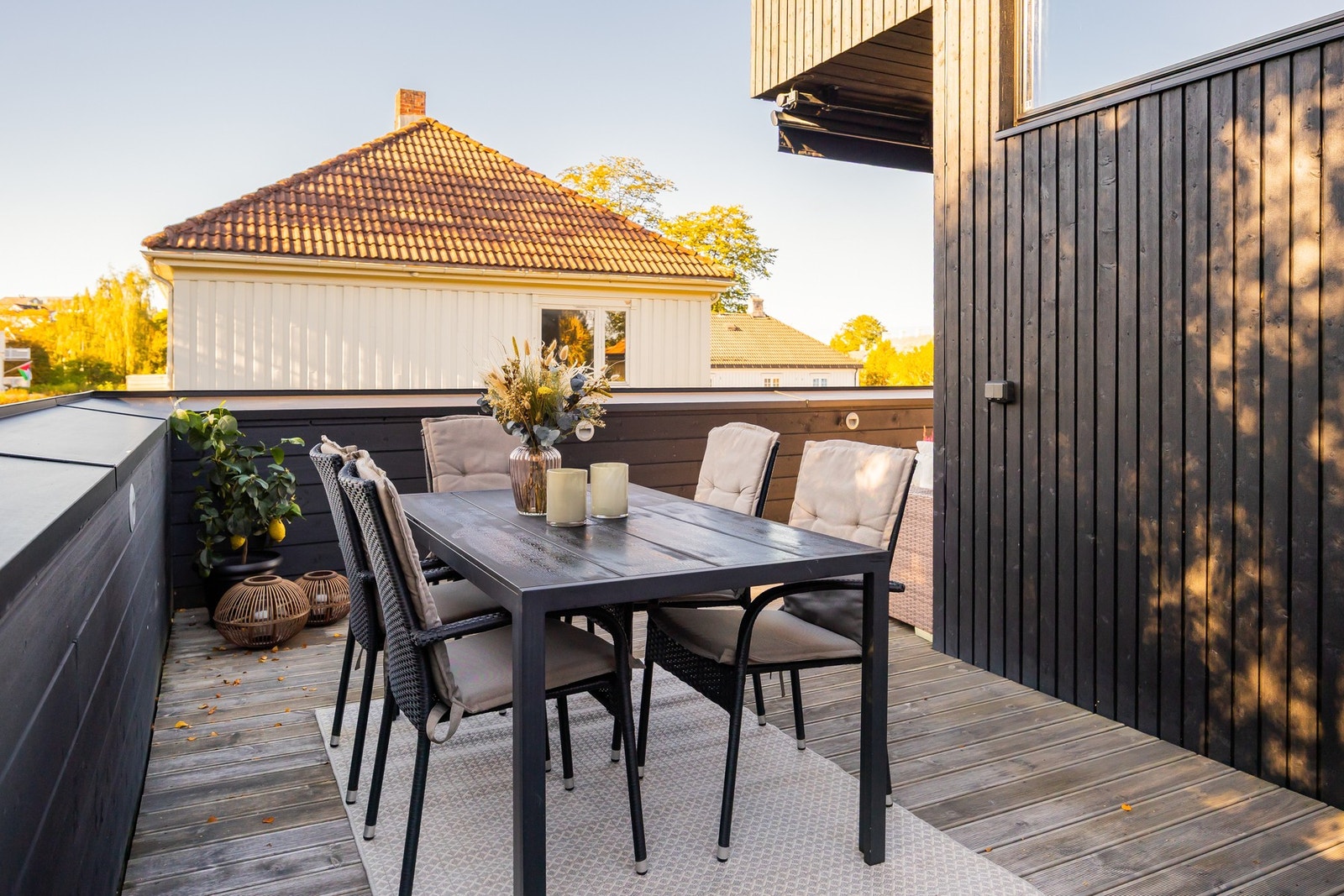 Takterrasse på 37m² med gode solforhold fra ca. kl. 09 til 22:30 på sommerstid. Galleribilde