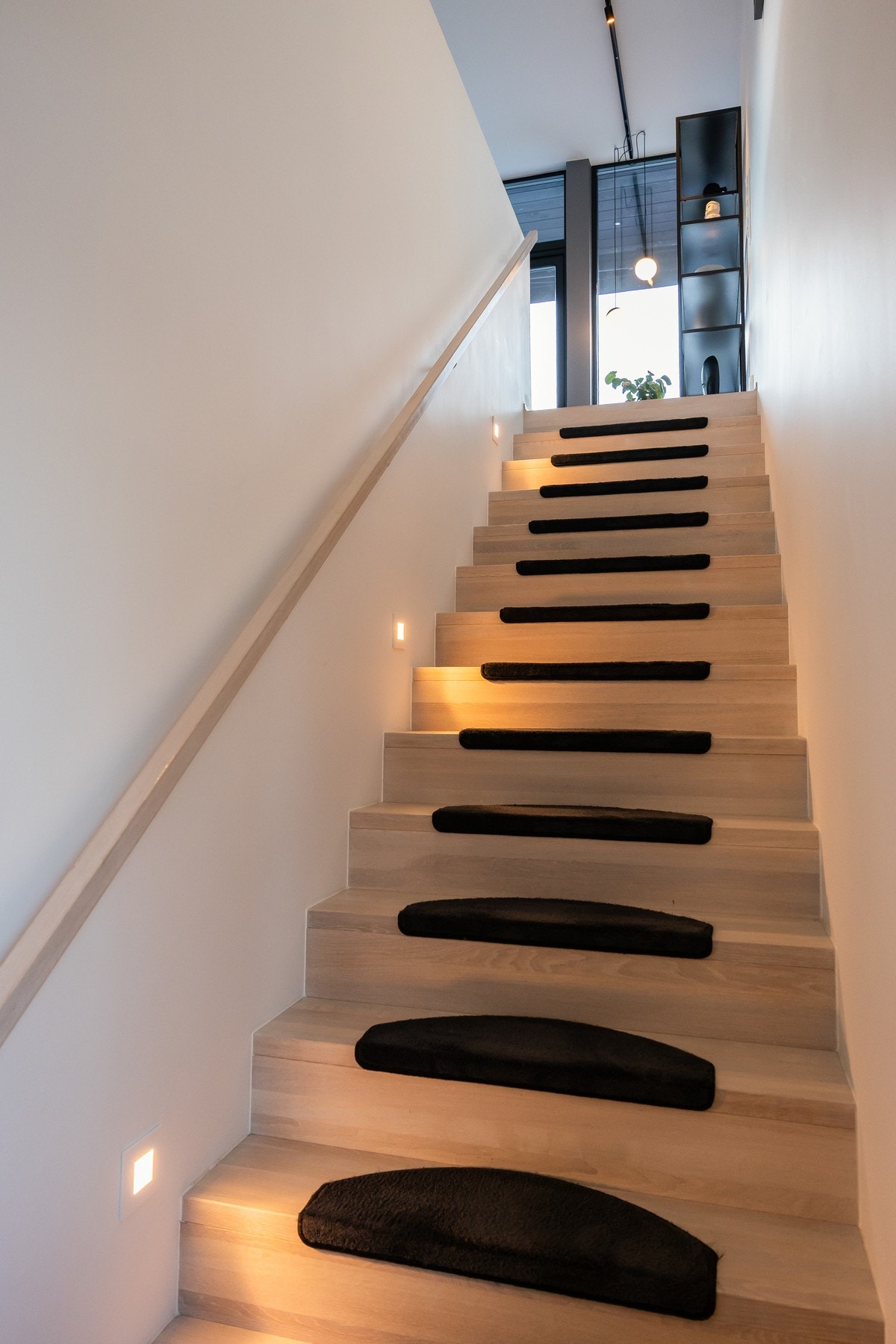 Flott trapp med belysning. Trappen er levert av Trappa trappafabrikk. Galleribilde