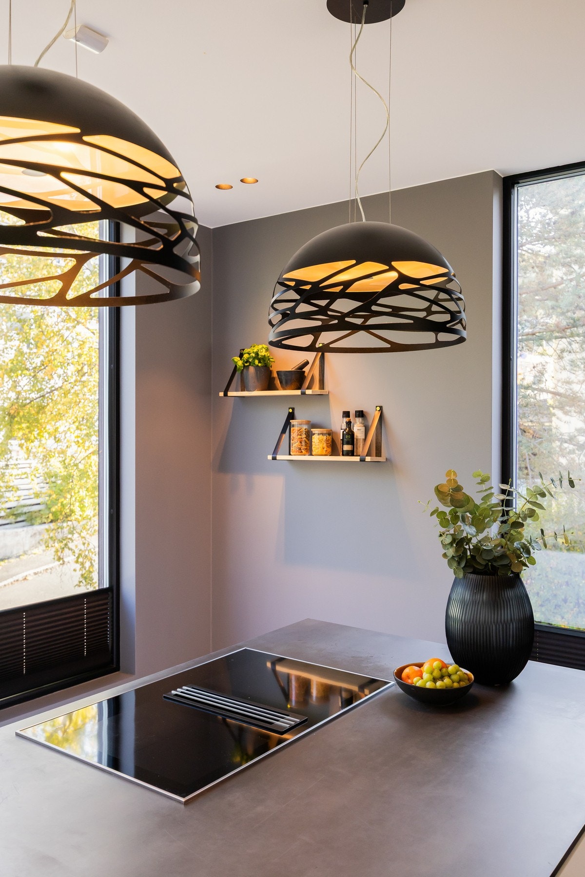 Innredningen har svært godt med både oppbevarings- og benkeplass. Galleribilde