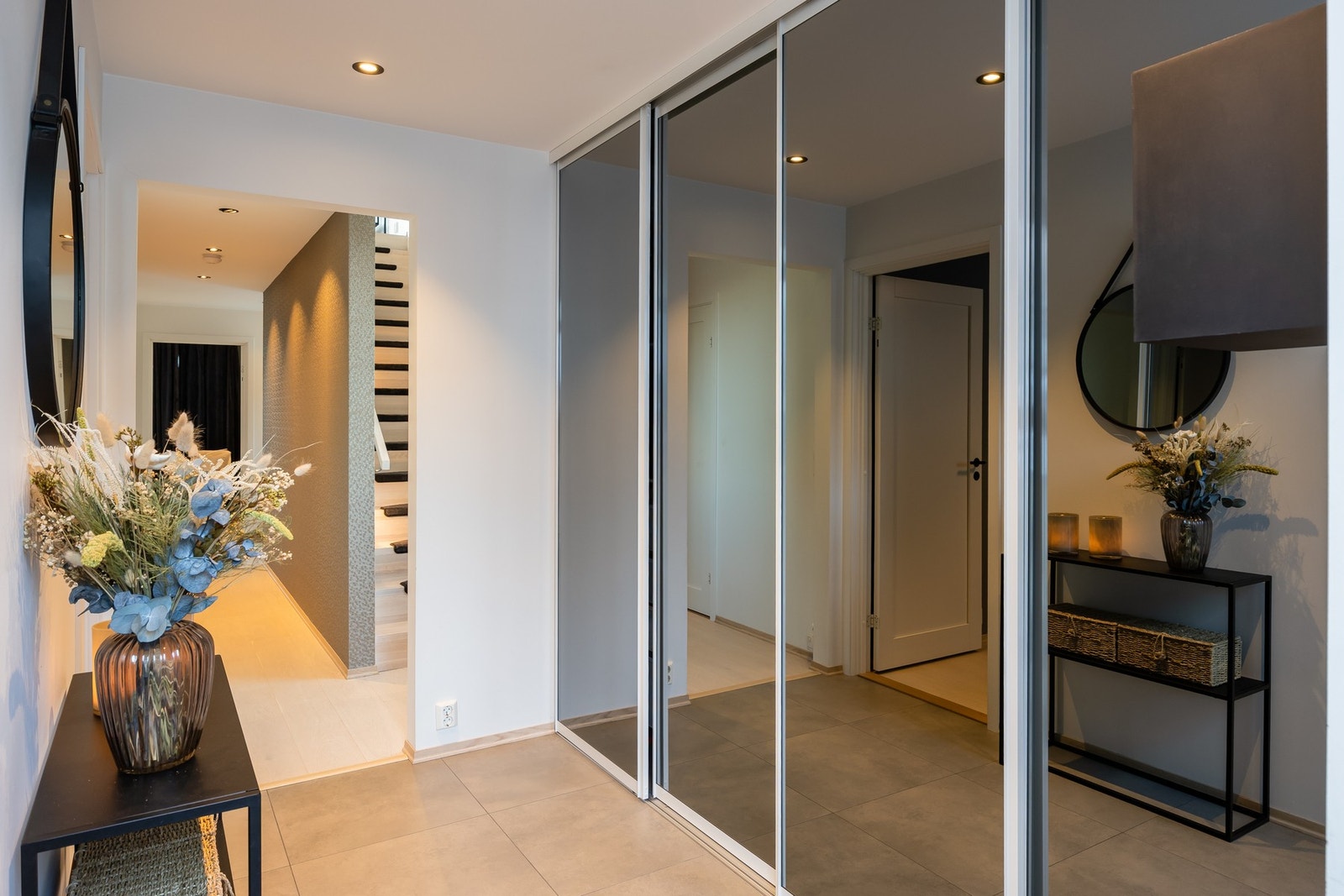 Romslig skyvedørsgarderobe med speilfronter i entré. Galleribilde