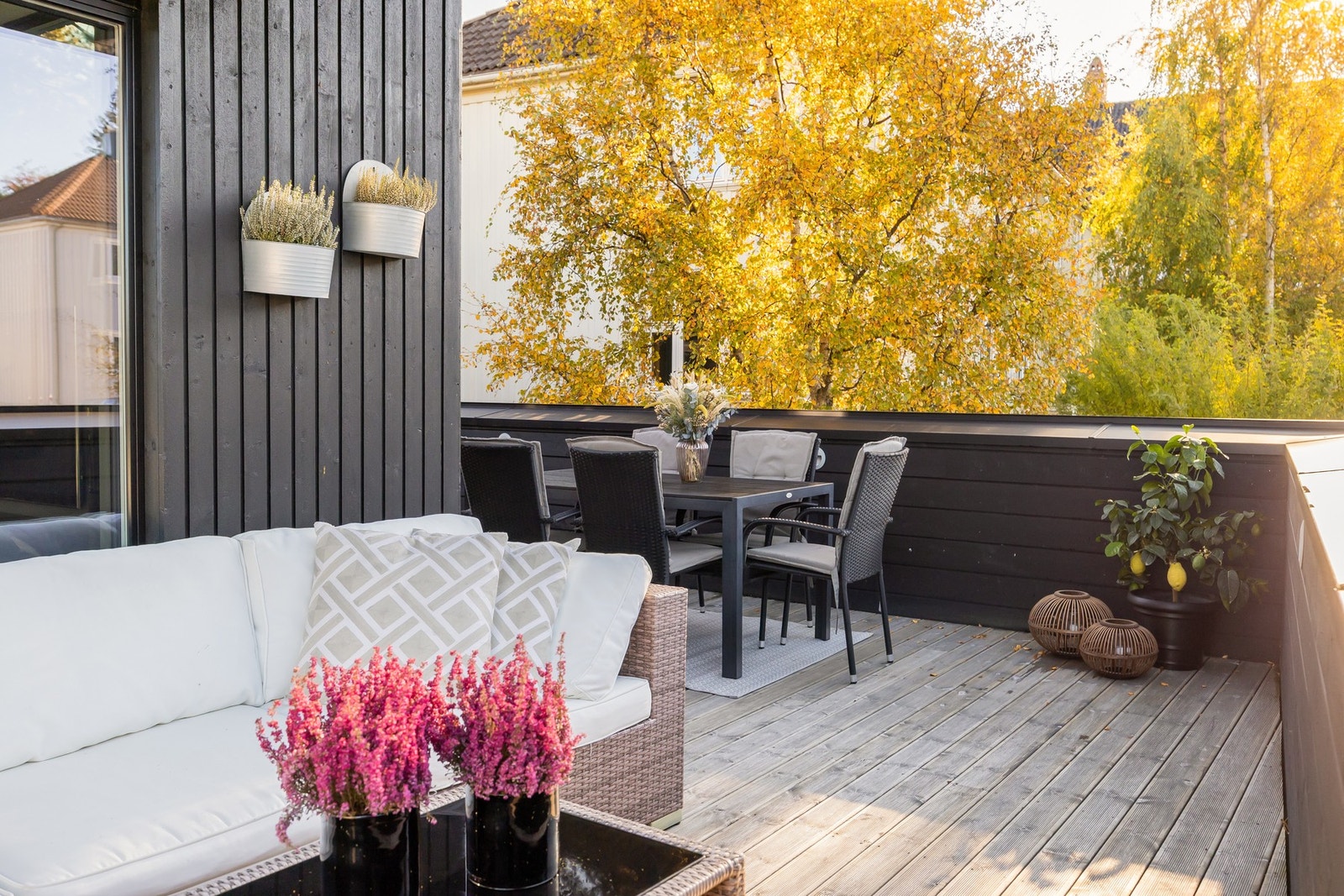 Terrassen går i vinkel og vender mot sør og vest. Her har man svært gode solforhold fra ca. kl. 09 til 22:30 på sommerstid. Galleribilde