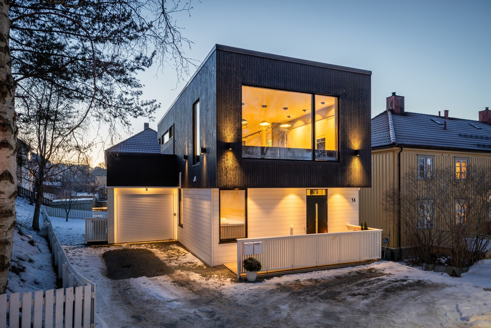 Lekker og nyere enebolig med byggeår 2018. Boligen ligger sentralt til i en blindgate på Bakkaunet, i familievennlige omgivelser, med gangavstand til Solsiden og sentrum av byen. Galleribilde