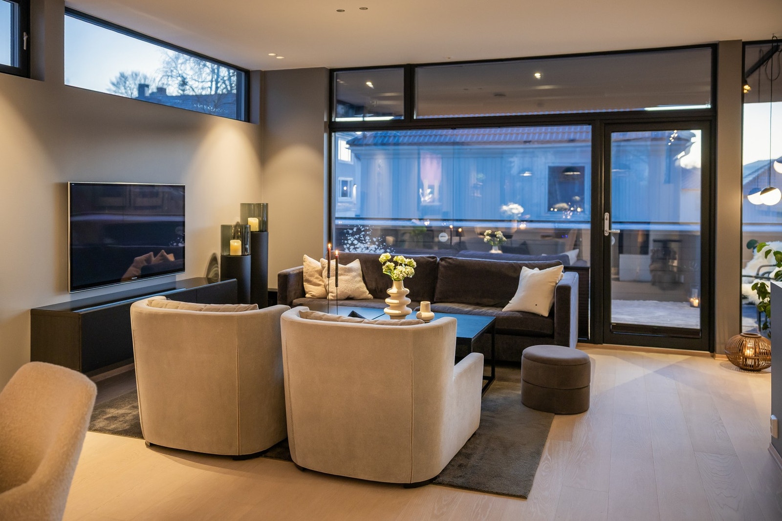 Stue og kjøkken i åpen løsning på 61m², med god plass til både sofagruppe og spisestue. Galleribilde