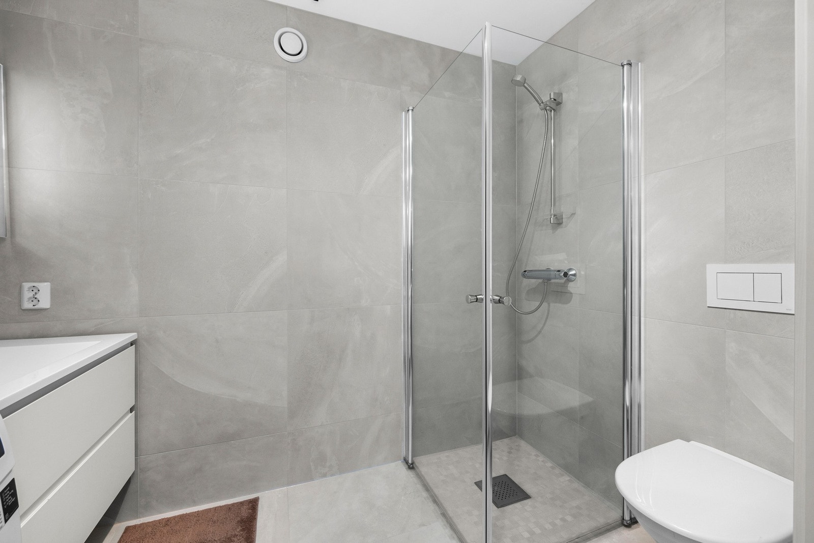 Det ble i 2023 ekstra lydisolert i tak mellom hybel og hoveddel. Galleribilde