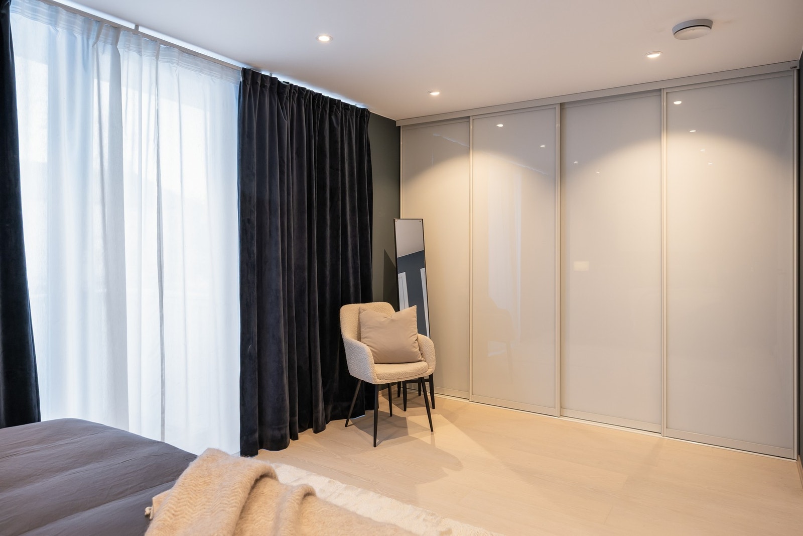 Hovedsoverommet er utstyrt med stor skyvedørsgarderobe. Galleribilde