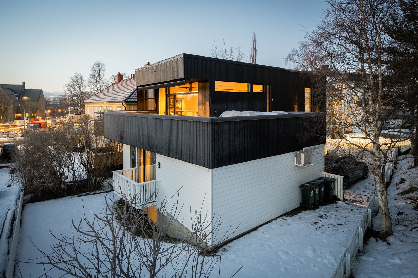 Boligen inneholder en hybel som leies ut for kr 14.900,- per mnd. I tillegg inneholder hoveddel 2 stuer, 2 bad og 3 soverom. Galleribilde