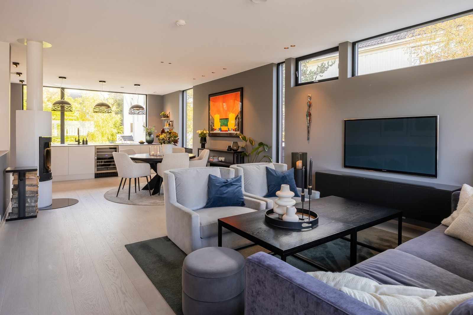 Store vindusflater fra gulv til tak i kombinasjon med en takhøyde på hele 270 cm gir etasjen en svært god romfølelse. Galleribilde