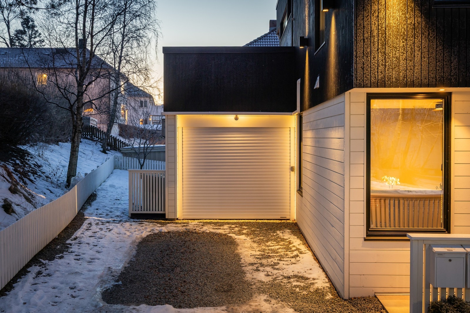 Parkering i garasje samt tre ekstra plasser på gårdsplass. Etablert elbil-lader. Galleribilde