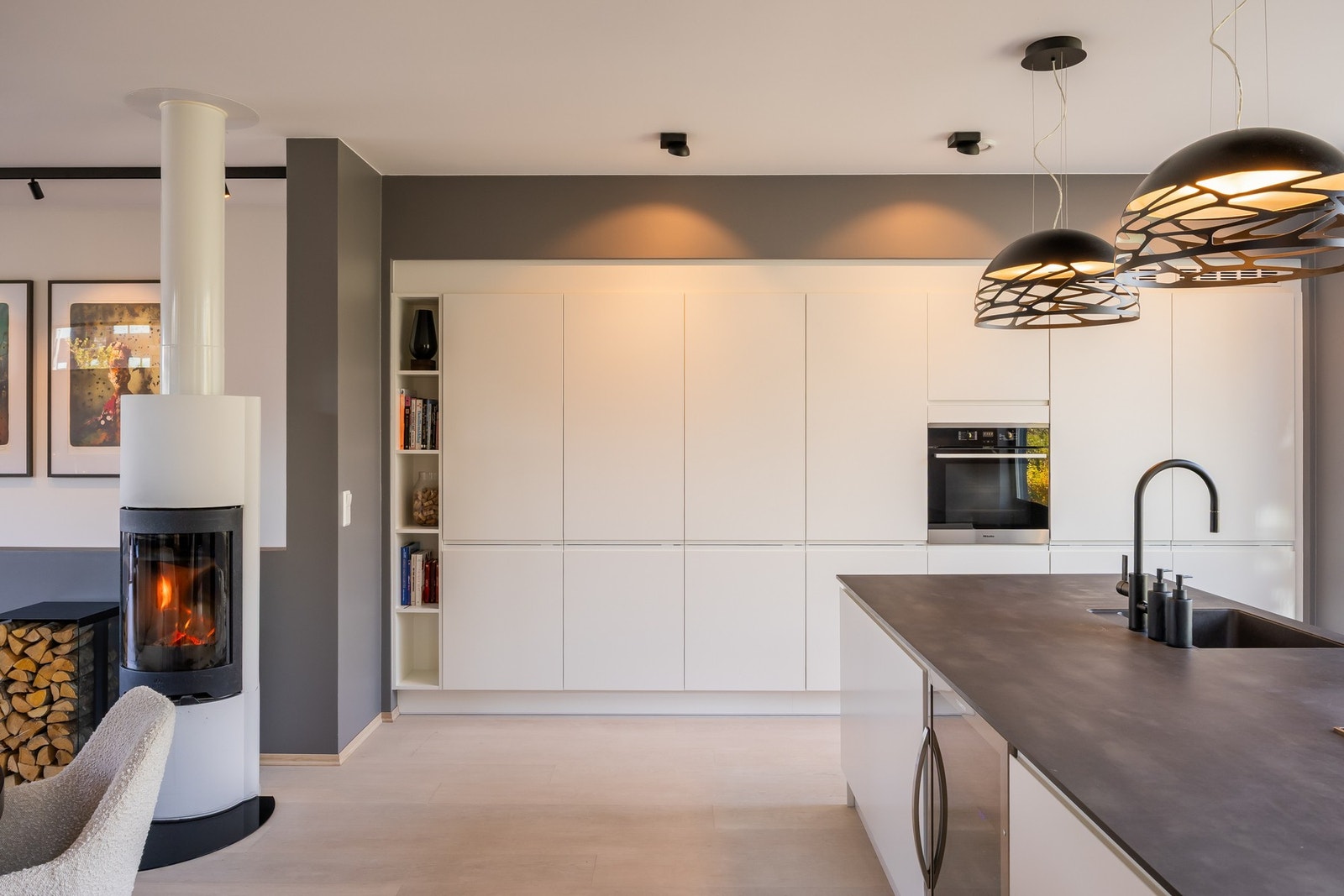 Stor kjøkkenøy med benkeplate i høytrykkslaminat (ny 2020) og underlimt vask. Galleribilde