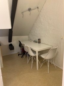 Bofellesskapet G: Felles kjøkken med spisebord og stoler Galleribilde