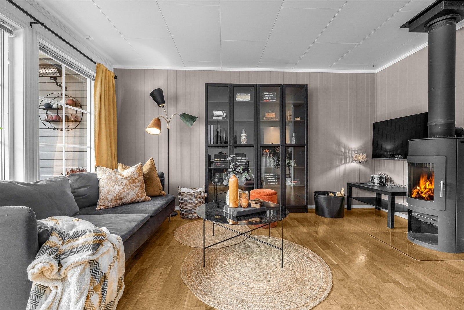 Romslig stue med vedovn som gir ekstra hygge og varme på kjølige høst- og vinterkvelder. Galleribilde