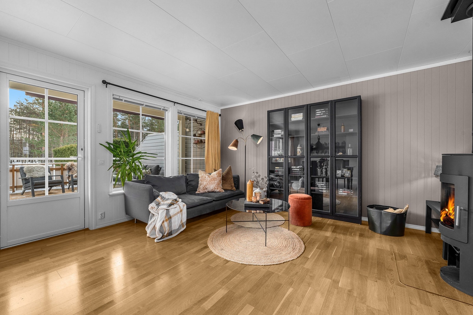 Fra stuen er det utgang til delvis overbygget terrasse på 34 m2 som blir en naturlig forlengelse av stuen på sommertid. Galleribilde