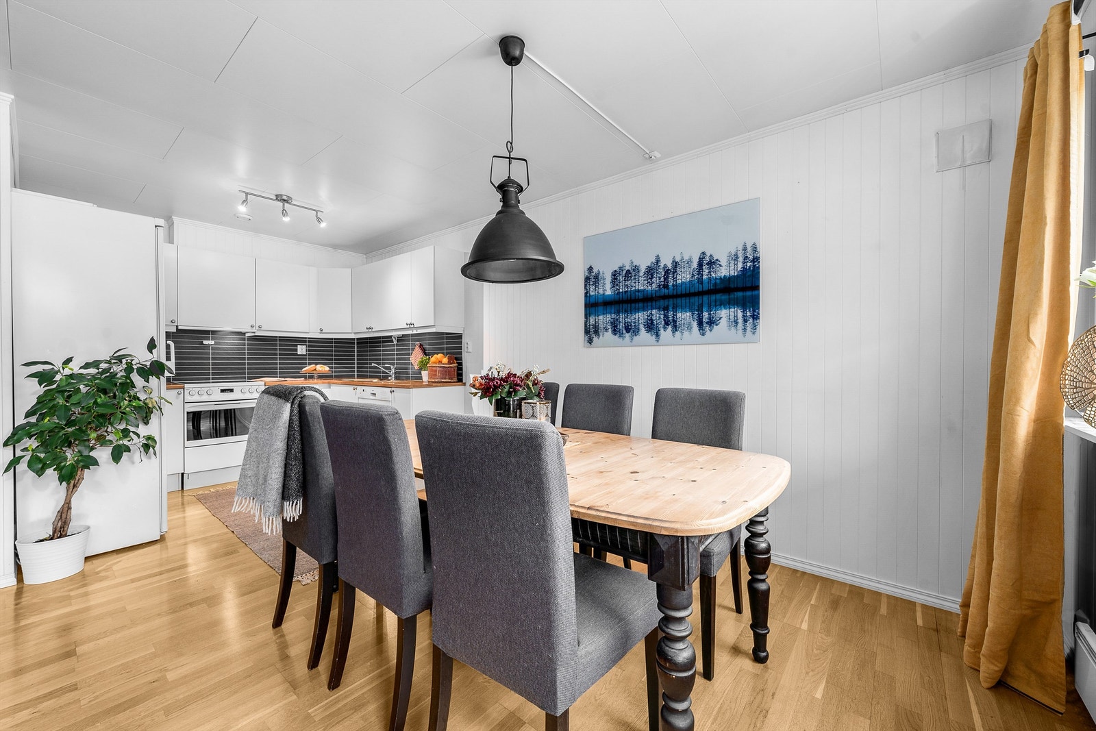 Ved kjøkkenet er det plass til stort spisebord hvor du kan dekke på og invitere inn til sosiale sammenkomster og hyggelige måltider. Galleribilde