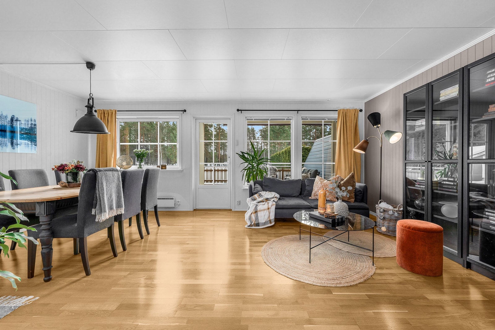 Store vindusflater som gir rikelig med naturlig lys. Galleribilde