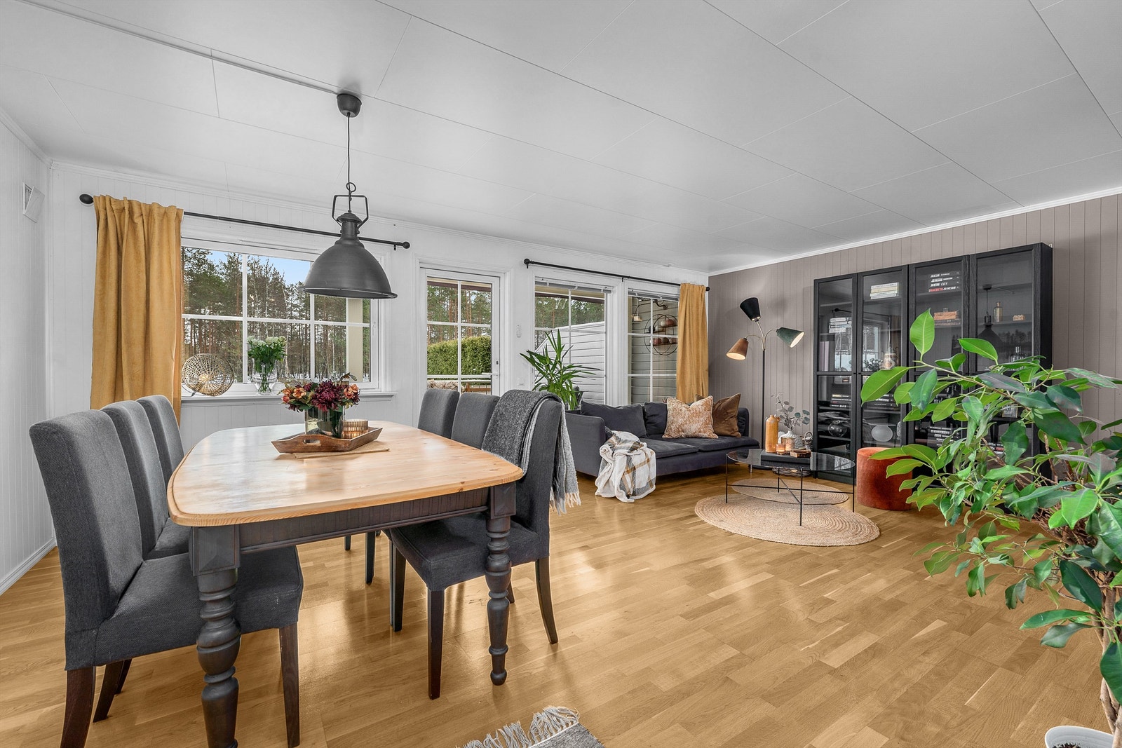 Rommene i 1.etasje har åpne løsninger. Galleribilde