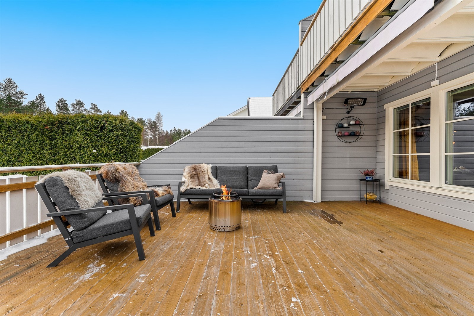 Stor terrasse med utgang fra stuen. Galleribilde