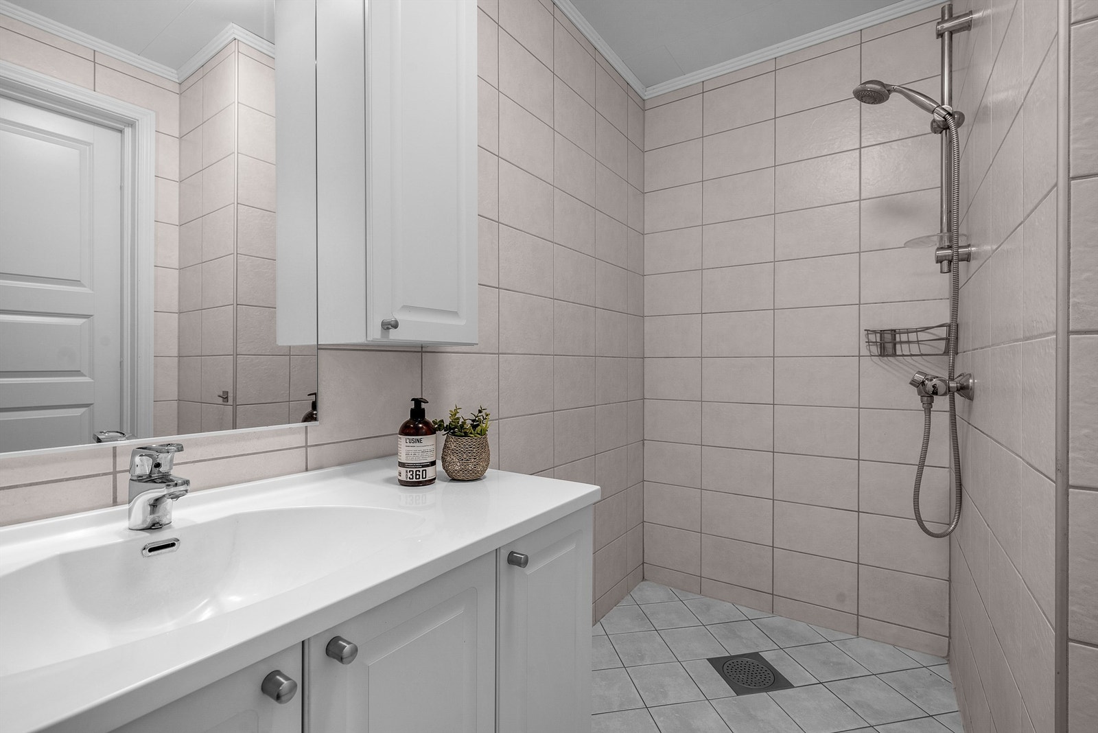 Dusjnisje med dusjforheng og dusjarmatur. Galleribilde