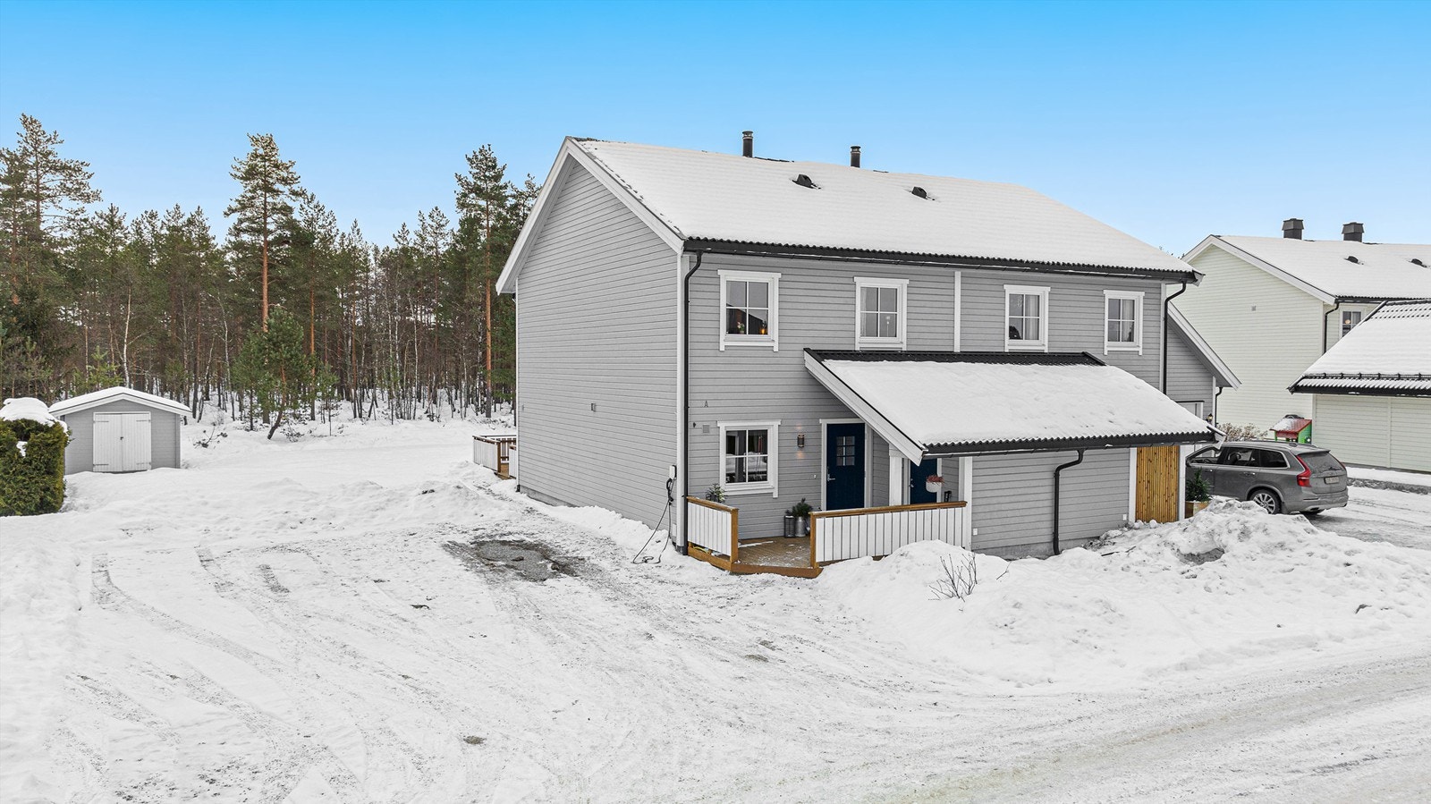 Godt med parkeringsmuligheter på egen tomt og det er montert elbilader. Galleribilde