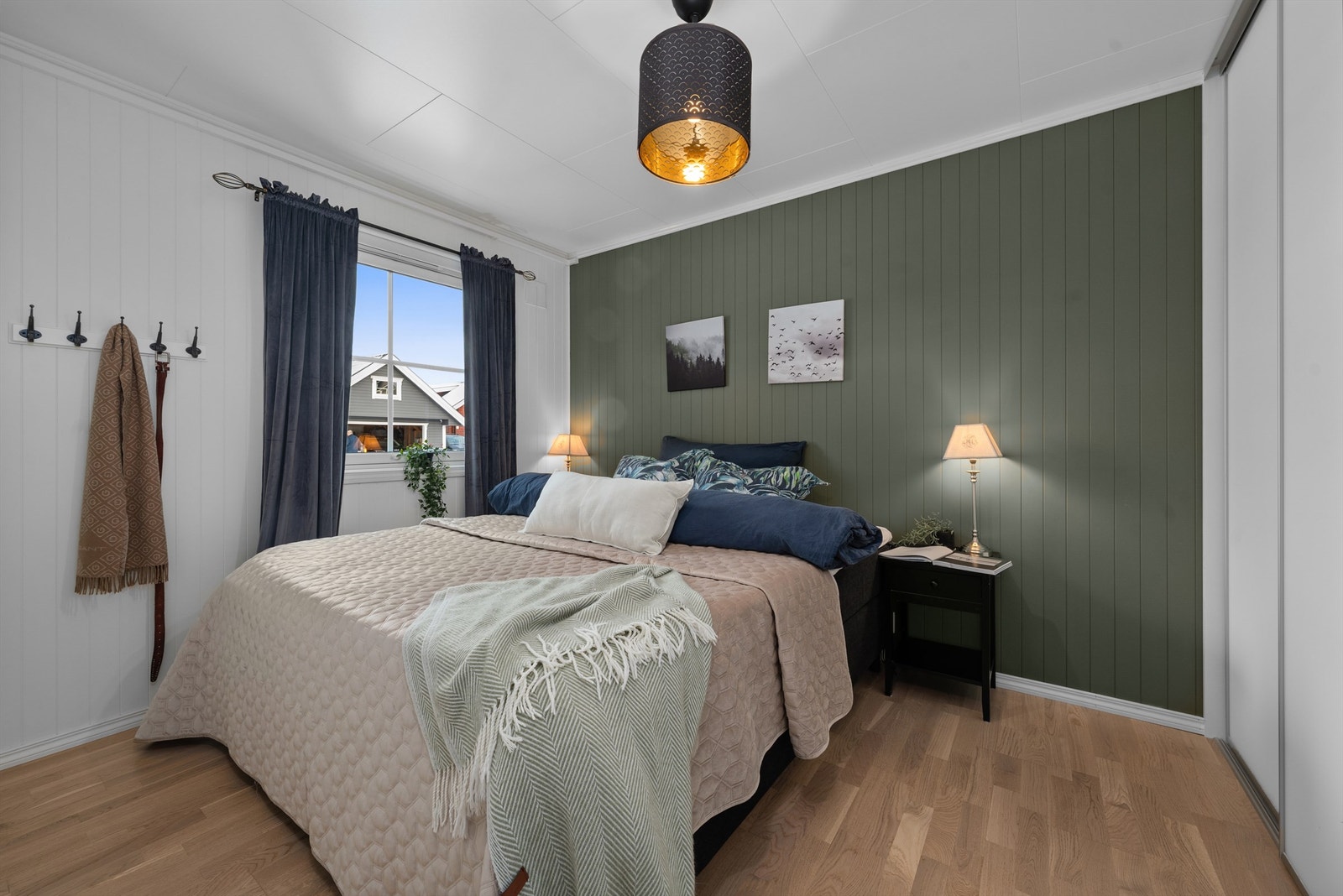 Hovedsoverommet i 1. etasje har plass til dobbeltseng og oppbevaring i stor garderobeløsning. Galleribilde