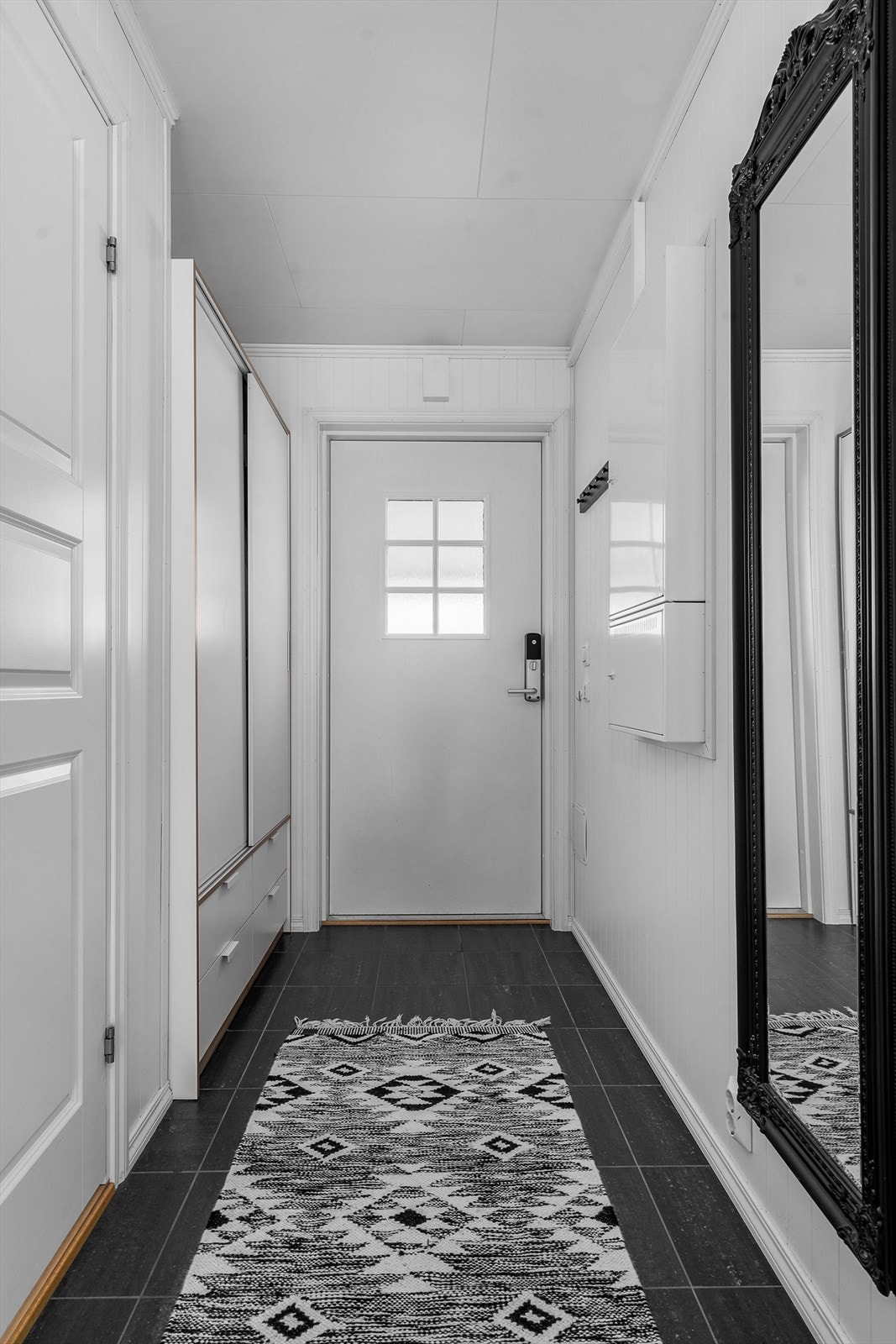 Inne i boligen blir du møtt av en flislagt entré med behagelig gulvvarme. Galleribilde