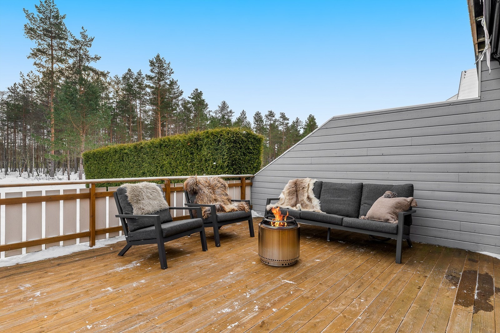 Skjermet beliggenhet med skogen som nærmeste nabo. Galleribilde