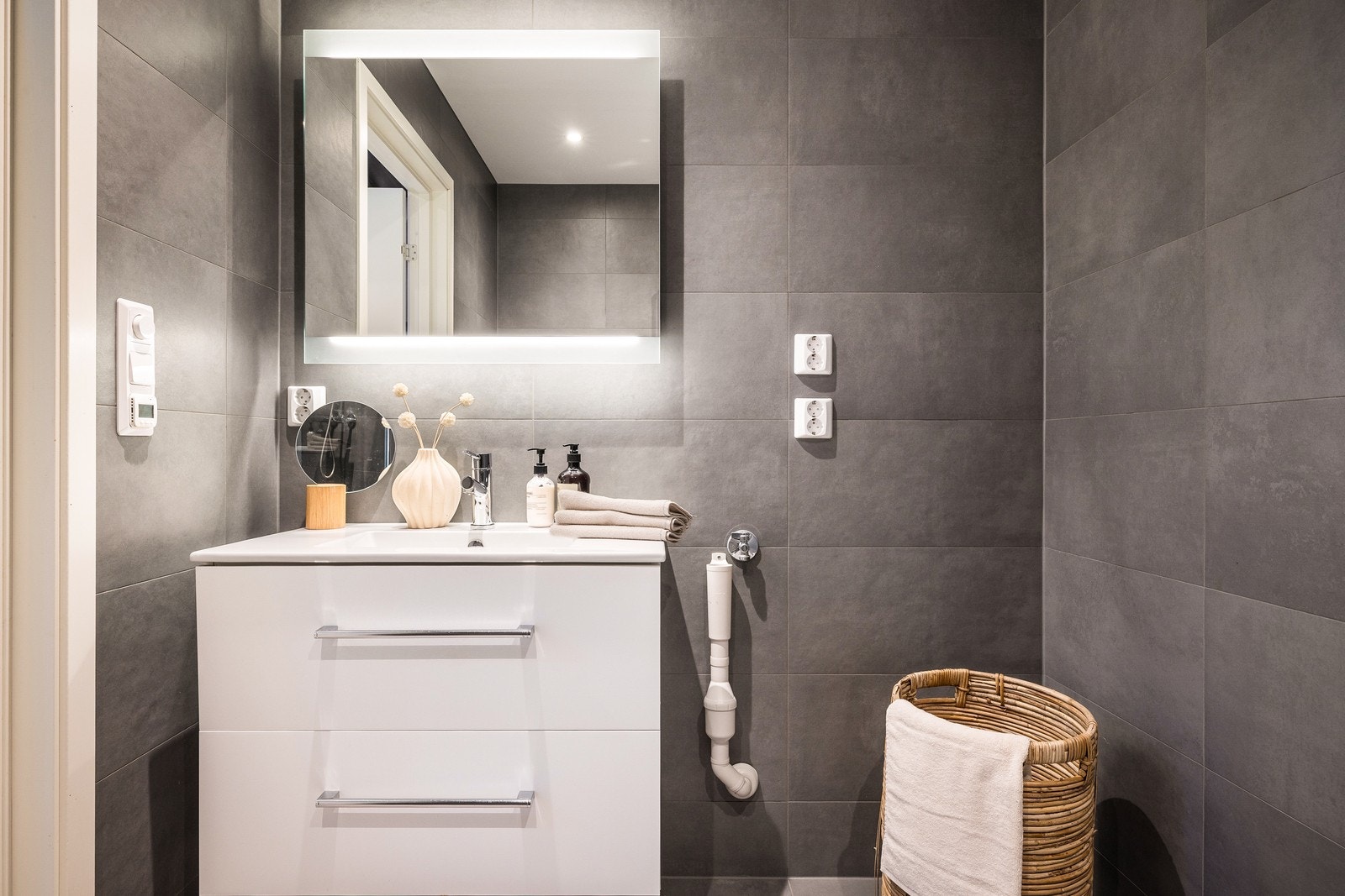 - Bad/vaskerom med servantinnredning, speil/belysning, vegghengt toalett, dusj med glass foldedører og opplegg for vaskemaskin - Galleribilde