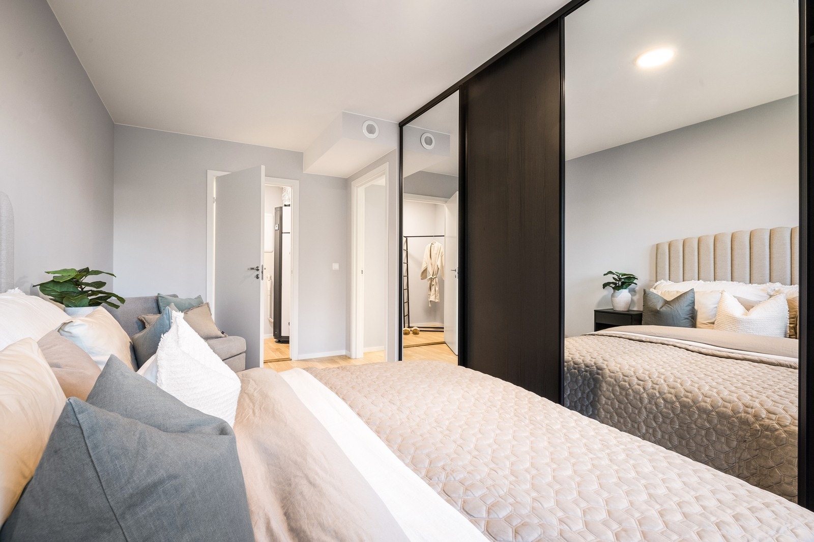 - Lekkert og utstyrt med plassbygget garderobeskap med blant annet speilfronter - Galleribilde