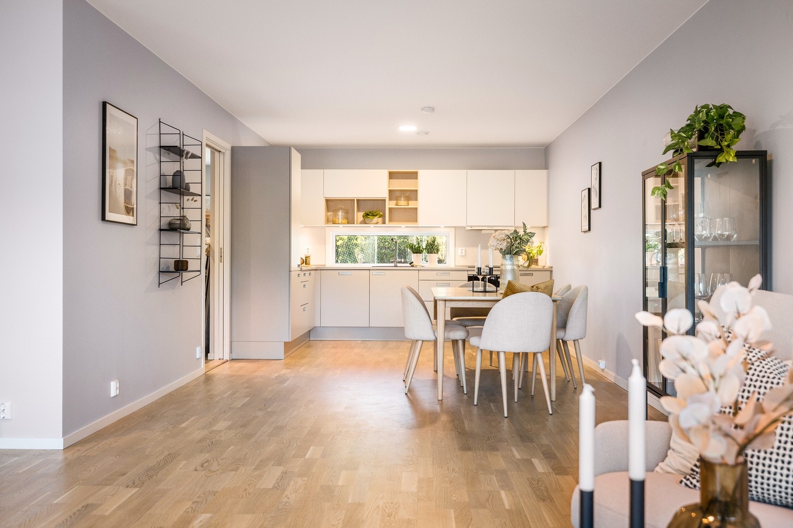 - Spiseplass med god plass til flere, fin plassering mellom kjøkken og stue - Galleribilde