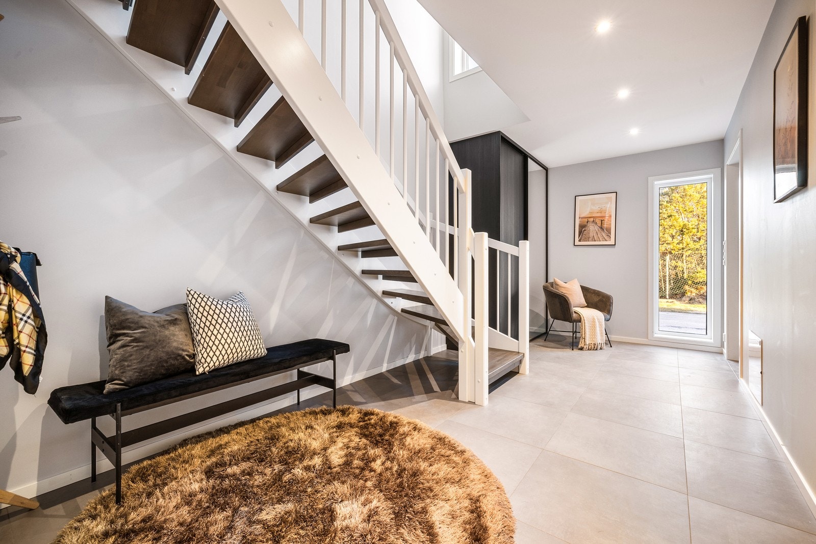 - Innbydende og romslig med plassbygget garderobeskap med blant annet speilfront - Galleribilde