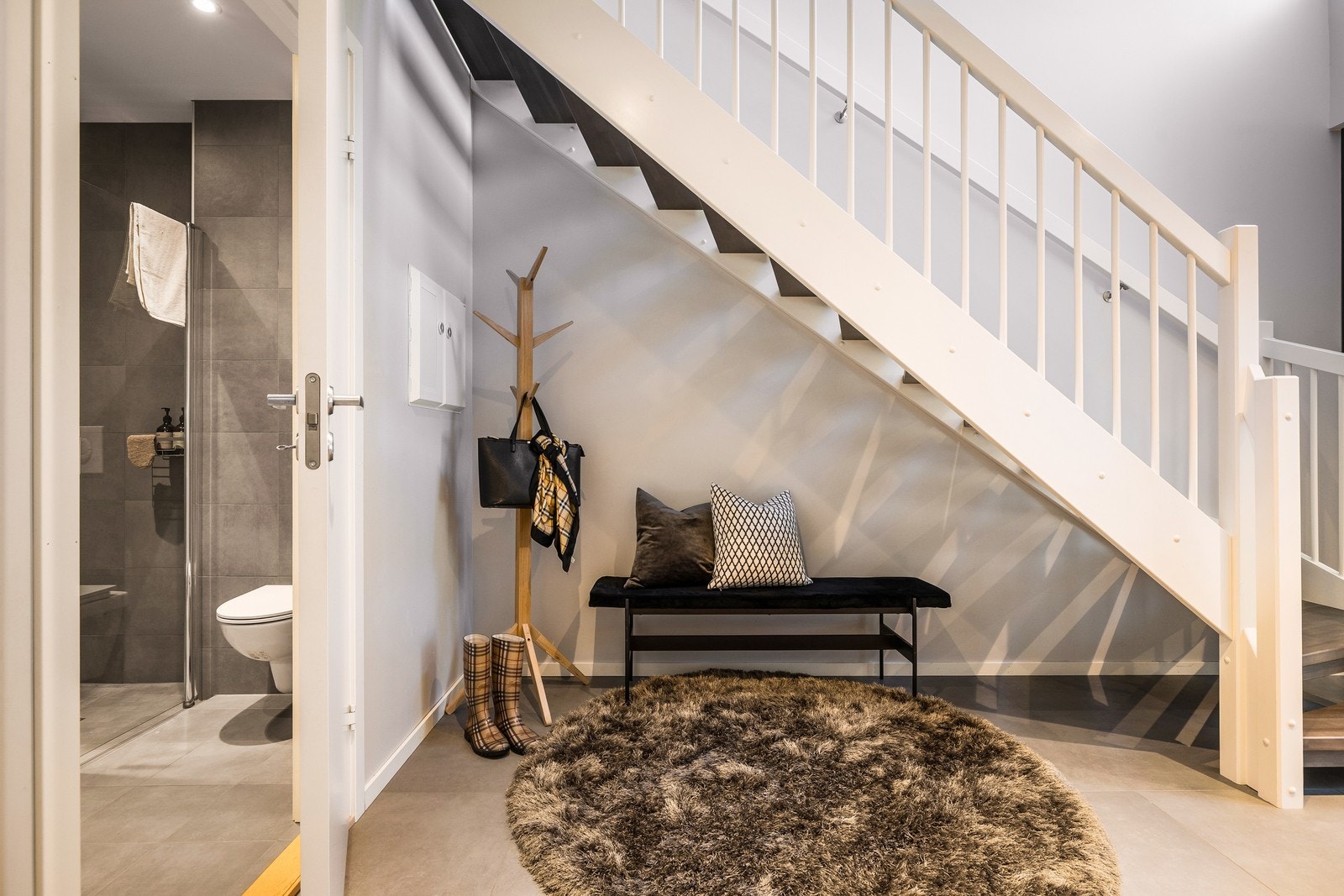 - Flislagt entrè med varme i gulvet og LED spotter i himling - Galleribilde