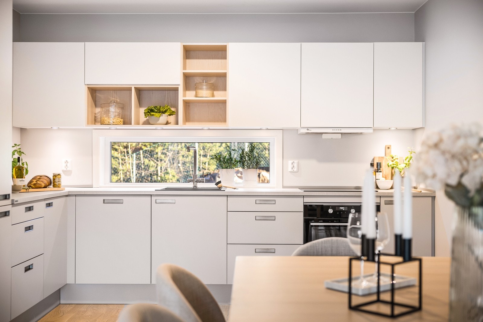 - Moderne kjøkkeninnredning levert av Svane med slette fronter og integrerte hvitevarer - Galleribilde