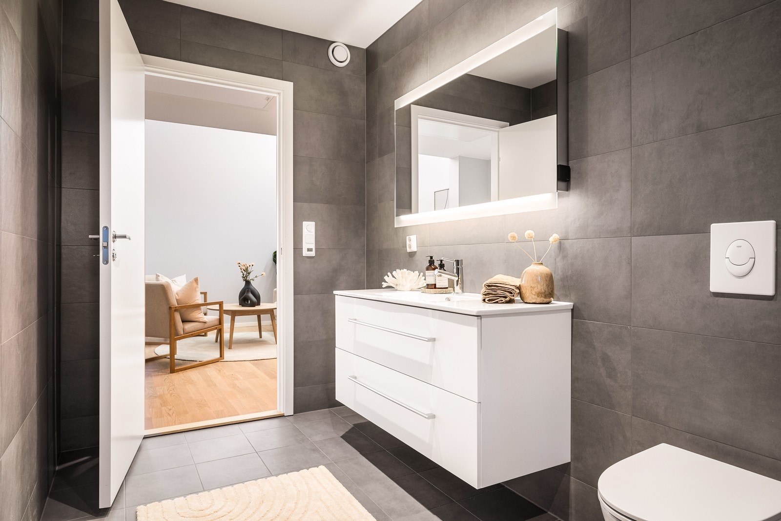 - Begge baderom har elektriske varmekabler i gulv og LED spotter i himling - Galleribilde