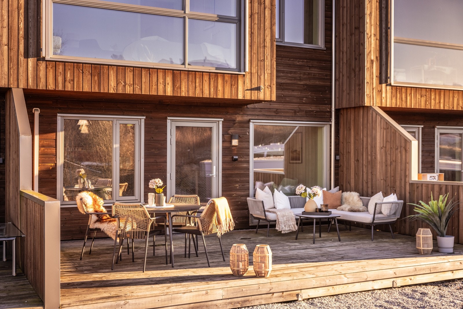 - Solrik terrasse med flere møbleringsmuligheter, fin forlengelse av stuen på varme sommerdager - Galleribilde