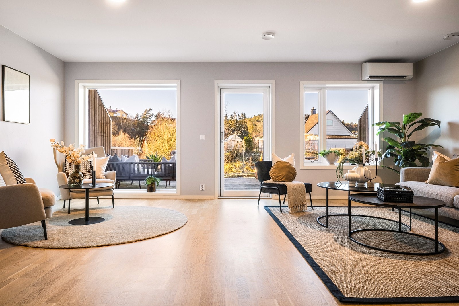 - Lys og innbydende stue med store vinduer som slipper inn rikelig med dagslys - Galleribilde