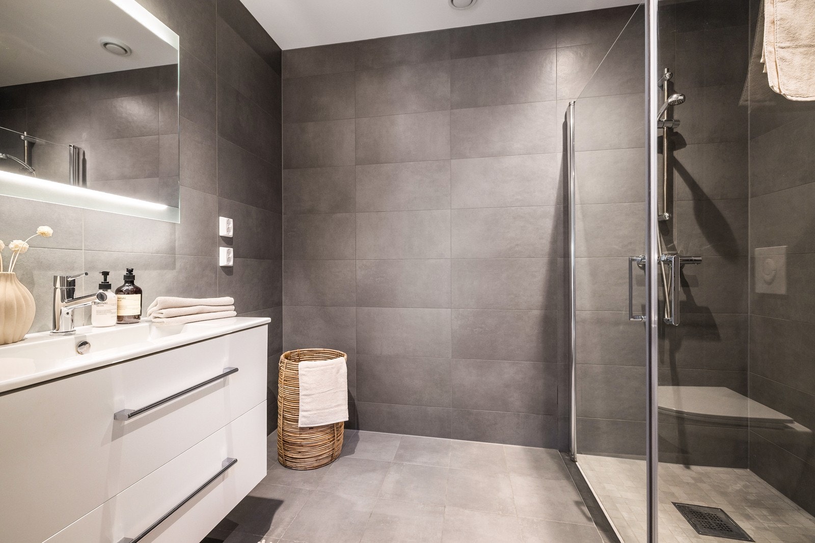 - Flott baderom med keramiske fliser på gulv og vegger, samt mosaikkfliser i dusjsone - Galleribilde