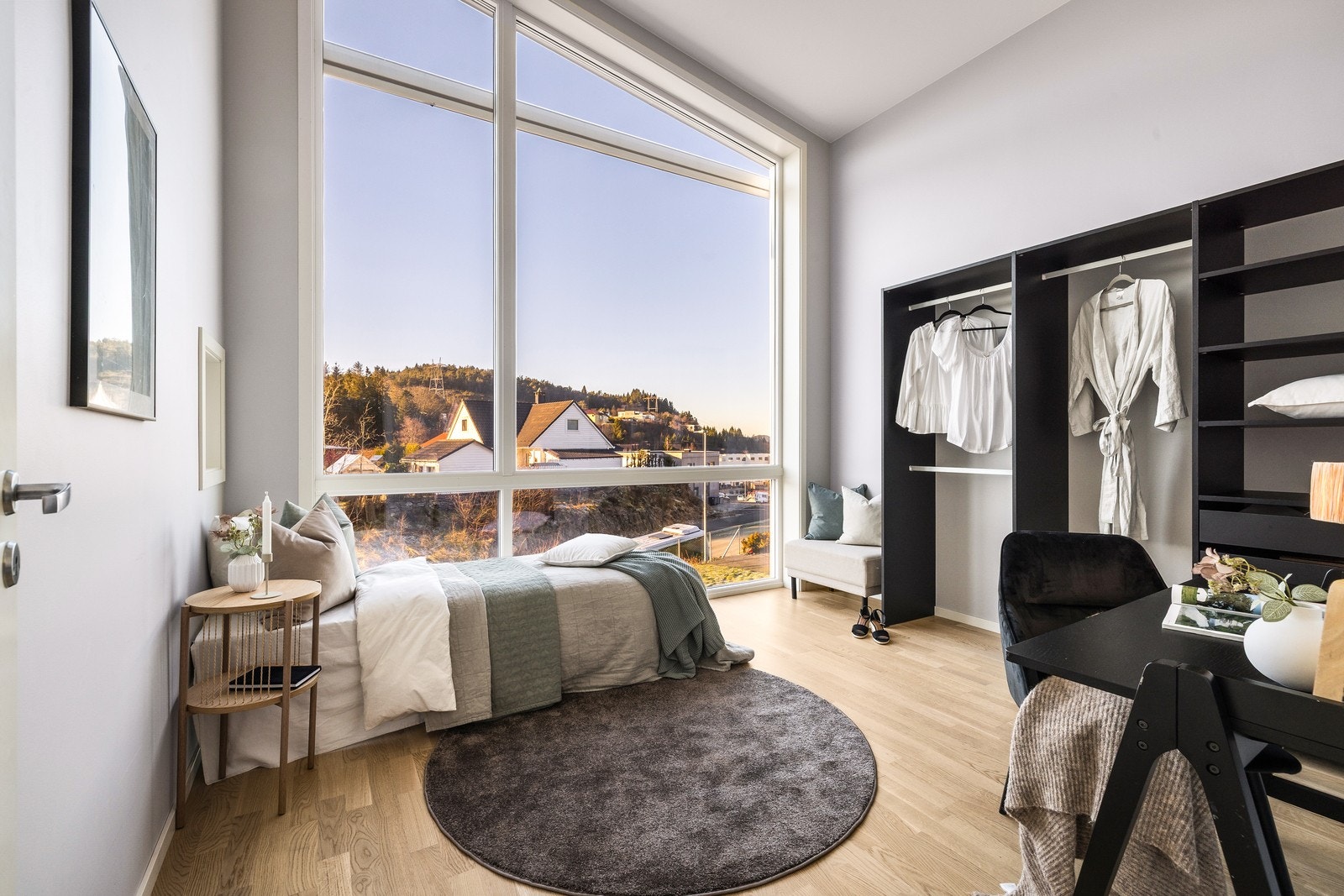 - Et av 3 soverom med generøse vindusflater - Galleribilde